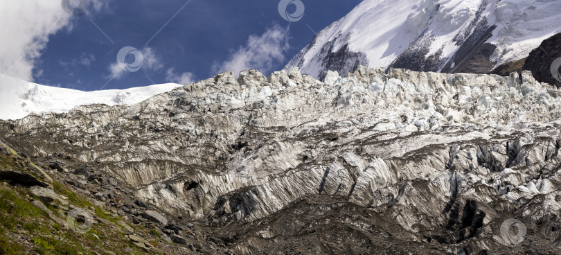 Скачать Ледник Бионнассе поражает своей мощью. Монбланские Альпы. Трамвай "Монблан". фотосток Ozero