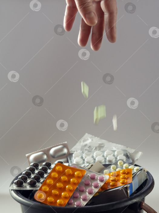 Скачать Просроченные лекарства лежат в мусорном ведре. Вертикальный медицинский фон. фотосток Ozero