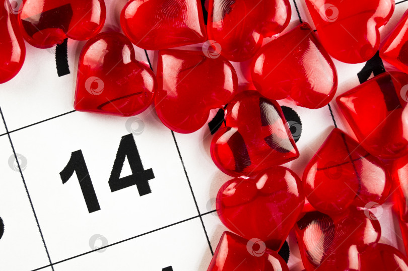 Скачать 14 февраля с праздником, символизируемым красным сердцем фотосток Ozero