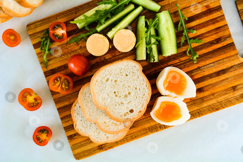 Скачать Завтрак из яиц, помидоров, огурцов и хлеба фотосток Ozero