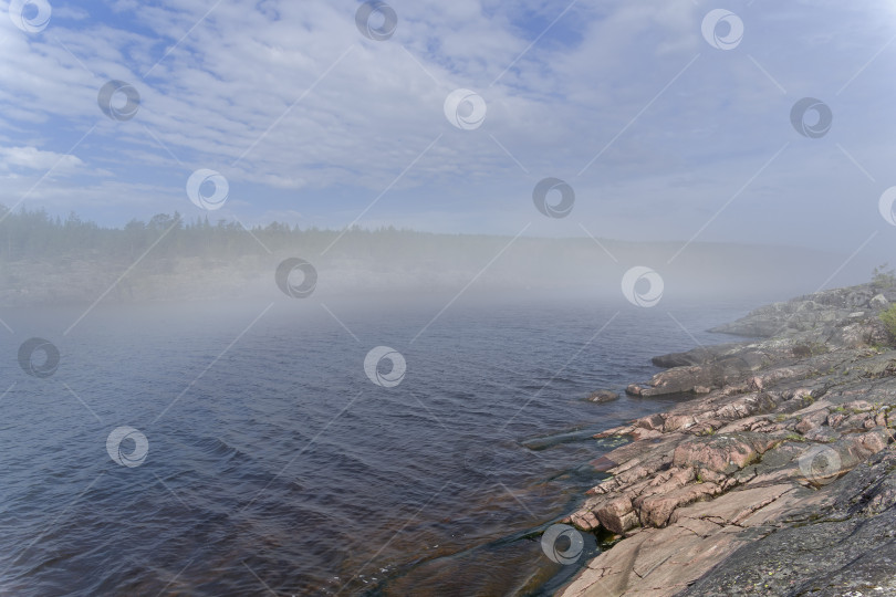 Скачать Редкое погодное явление - облако на поверхности озера в солнечный день. Карелия, Россия. фотосток Ozero