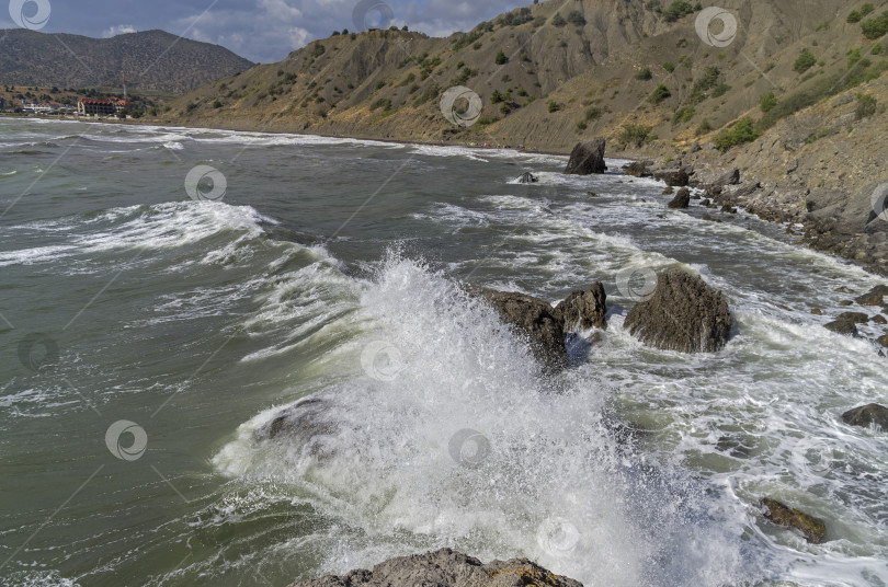 Скачать Сильный прибой разбивается о прибрежные скалы. Крым. фотосток Ozero