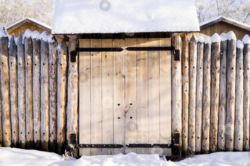 Скачать старый дом в сибирском лесу, огороженный снежным частоколом фотосток Ozero