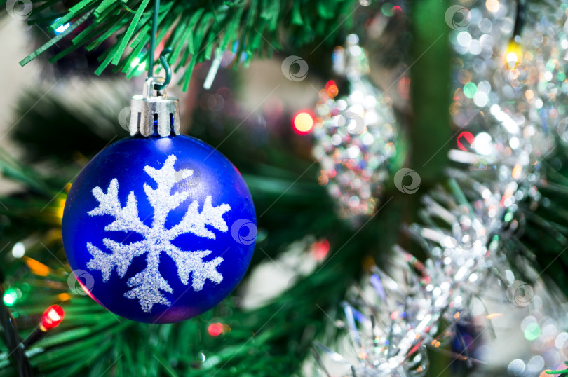 Скачать голубой рождественский шар на еловой ветке фотосток Ozero