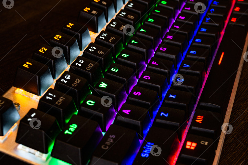 Скачать Разноцветная профессиональная игровая механическая rgb-клавиатура на столе фотосток Ozero