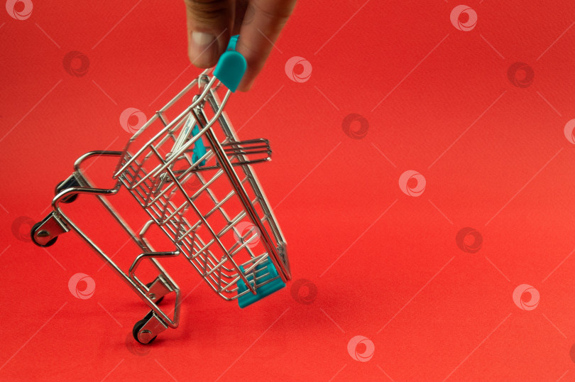 Скачать пустая корзина для покупок на ярко-красном фоне фотосток Ozero
