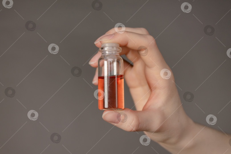 Скачать Вакцина от нового опасного вируса в ваших руках. Лекарство от коронавируса и инфекции фотосток Ozero