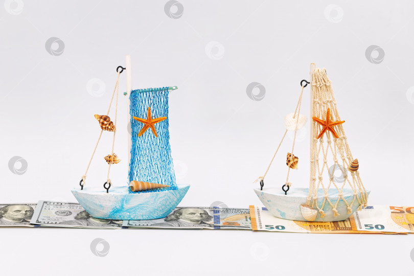 Скачать Декоративные игрушечные кораблики плывут по реке от cash фотосток Ozero