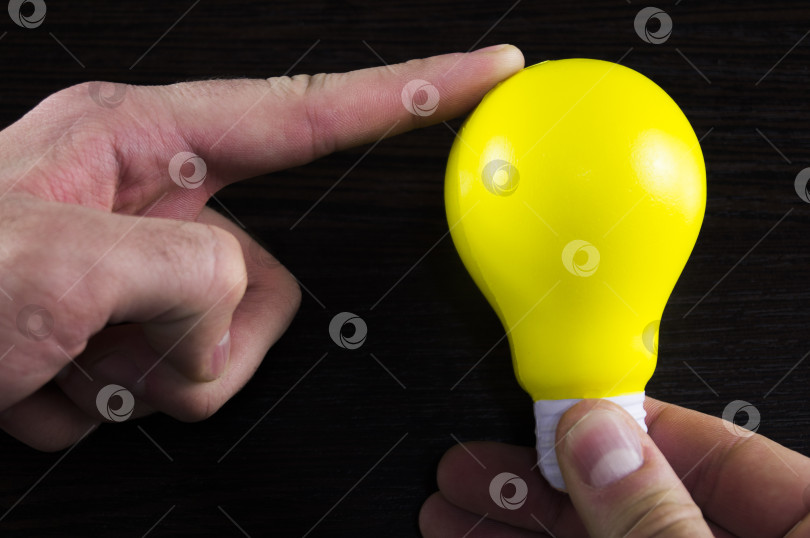 Скачать желтая лампочка как символ идеи на темном фоне фотосток Ozero