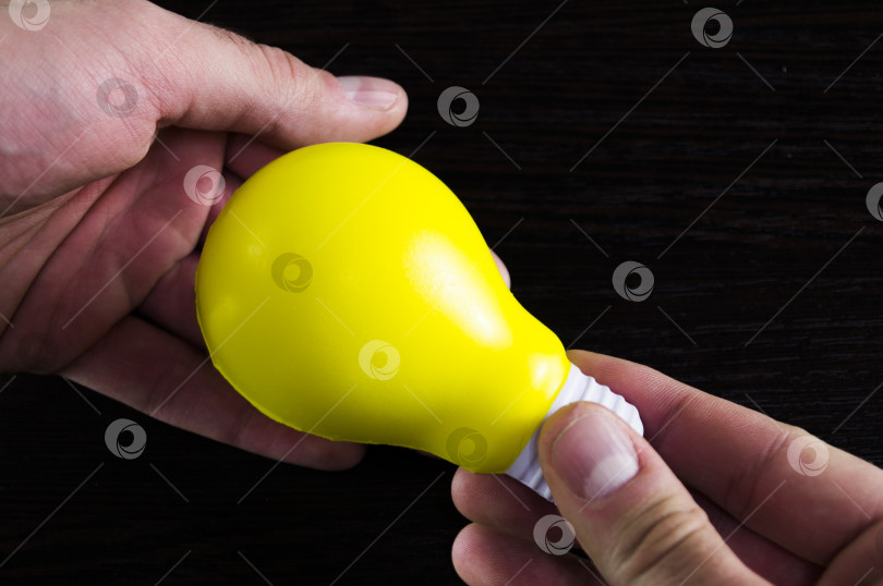 Скачать желтая лампочка как символ идеи на темном фоне фотосток Ozero