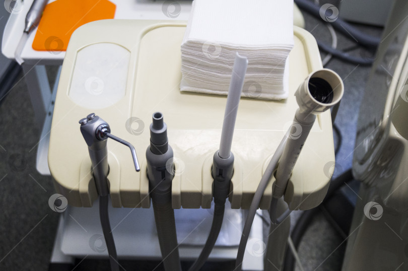 Скачать Стоматологический сверлильный механизм, включающий зубной бор, дрель, зубоврачебные плоскогубцы, зубной зонд, эксплорер фотосток Ozero