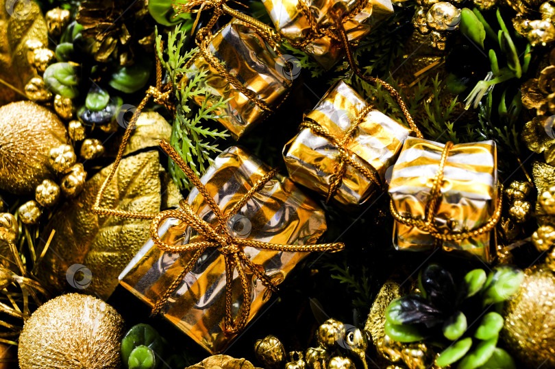 Скачать Новогодняя композиция "Подарочные шишки и елочка" фотосток Ozero