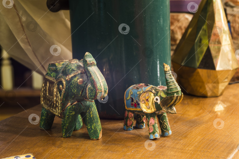 Скачать Деревянные фигурки индийских слонов на столе фотосток Ozero