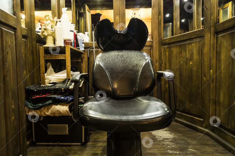 Скачать Парикмахерское кресло в деревянной винтажной комнате фотосток Ozero