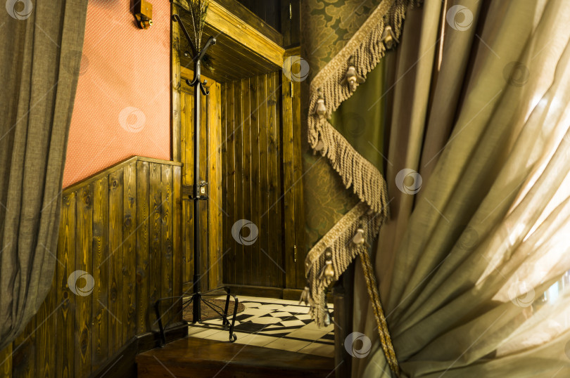 Скачать Винтажный коридор с дверями и лестницей фотосток Ozero