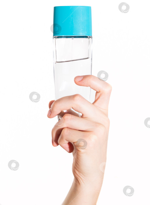 Скачать Девушка держит в руке парфюмерную воду фотосток Ozero