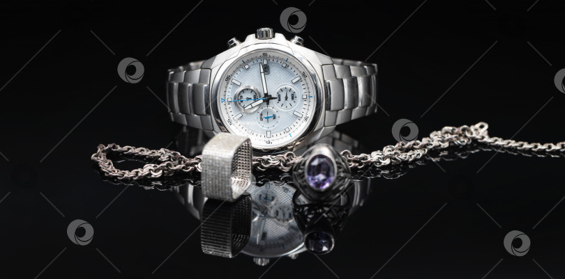 Скачать Различные оттенки серебра: титановые часы, серебряные кольца и цепочка фотосток Ozero