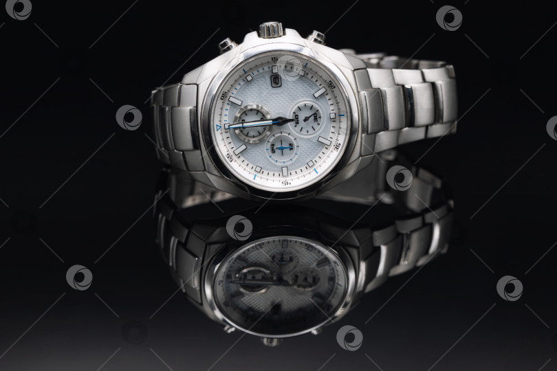 Скачать Стильные дорогие мужские наручные часы в титановом корпусе фотосток Ozero