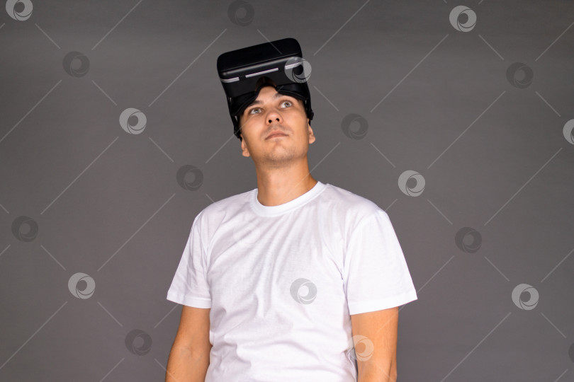 Скачать Портрет парня в очках виртуальной реальности. Будущее и современные технологии фотосток Ozero