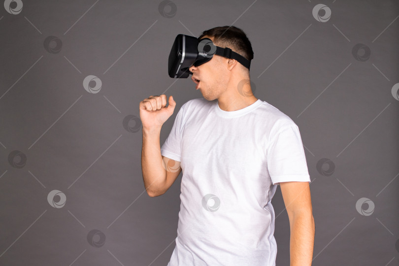 Скачать Парень в очках виртуальной реальности танцует. Будущее и современные технологии фотосток Ozero