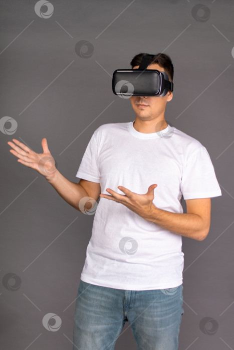 Скачать Парень в очках виртуальной реальности изучает свое окружение. Будущее и современные технологии фотосток Ozero