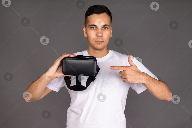 Скачать Портрет парня в очках виртуальной реальности, который рекомендует. Будущее и современные технологии. фотосток Ozero