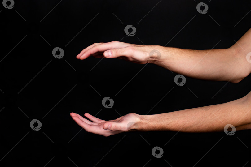 Скачать Руки на черном фоне показывают различные действия фотосток Ozero