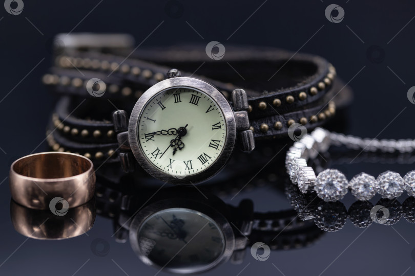 Скачать Необычные женские часы с коричневым кожаным ремешком и ювелирными украшениями фотосток Ozero