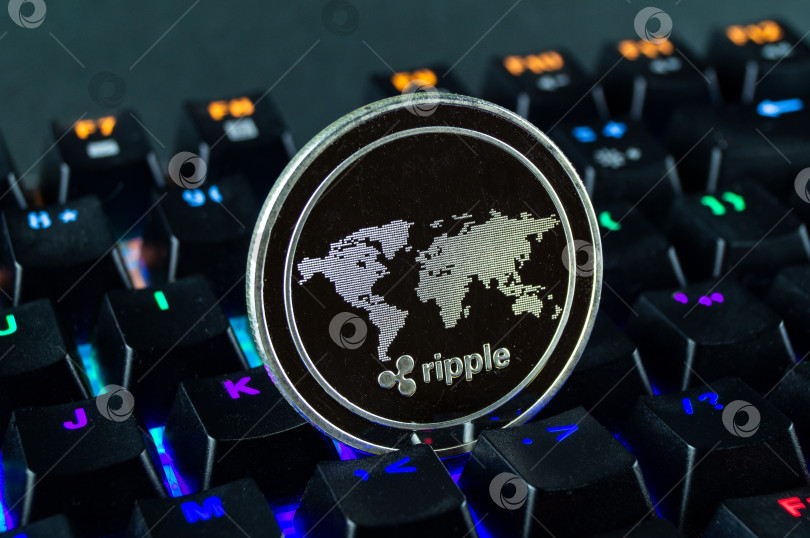 Скачать Монета cryptocurrency ripple крупным планом с цветной клавиатурой фотосток Ozero