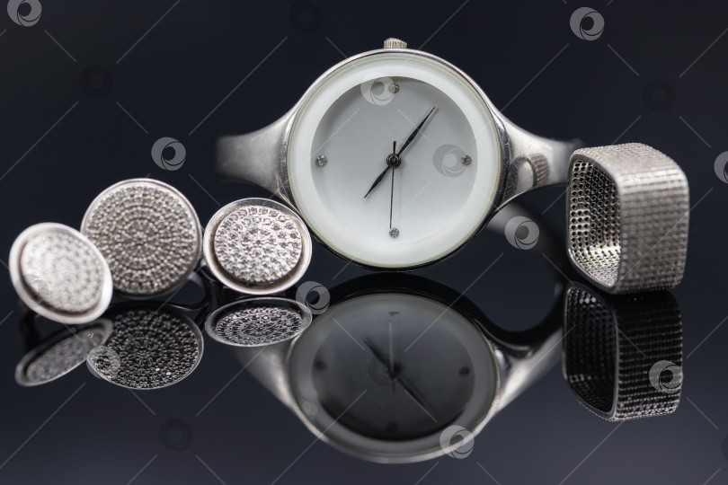 Скачать Элегантные женские часы в металлическом корпусе и украшения из серебра фотосток Ozero