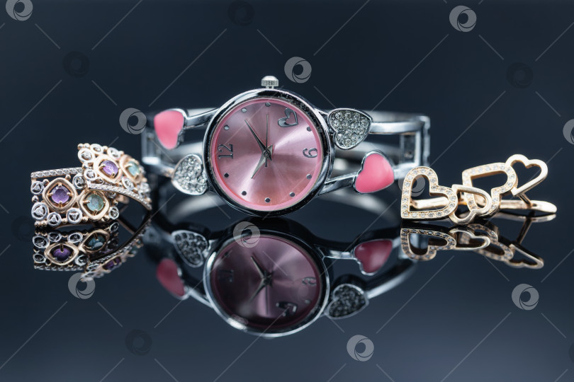 Скачать Элегантные золотые женские украшения и часы с розовым циферблатом фотосток Ozero
