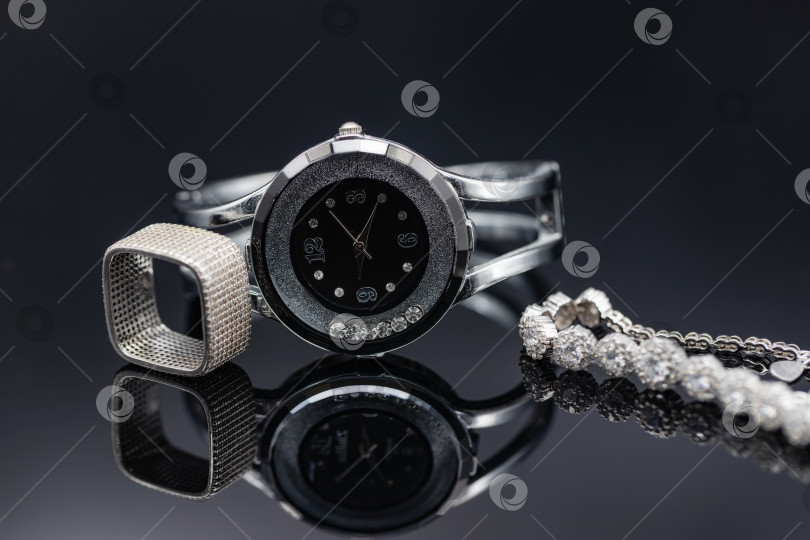 Скачать Элегантные женские часы в металлическом корпусе и украшения из серебра фотосток Ozero