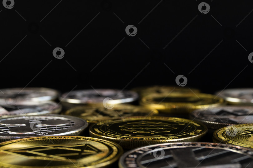 Скачать Множество криптовалютных монет лежат на темной поверхности фотосток Ozero