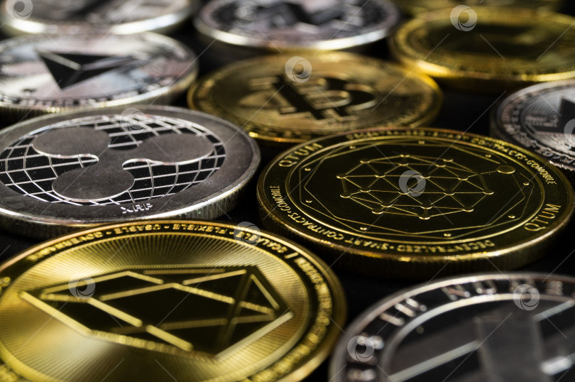 Скачать Множество криптовалютных монет лежат на темной поверхности фотосток Ozero