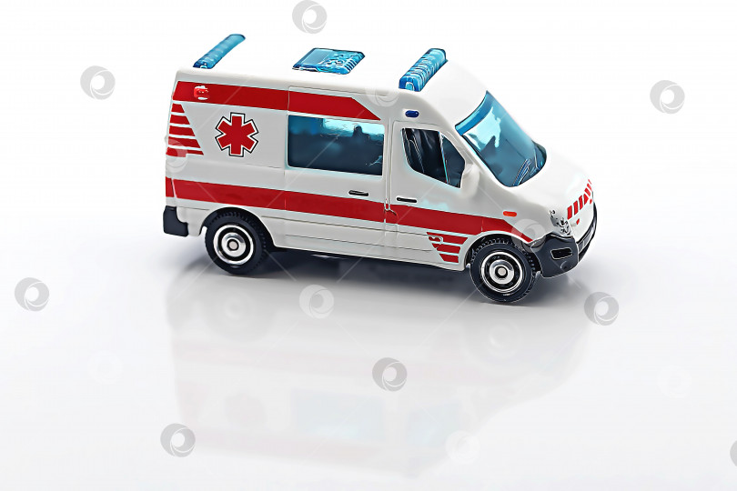 Скачать Рисунок игрушечной машины скорой помощи в мультяшном стиле фотосток Ozero