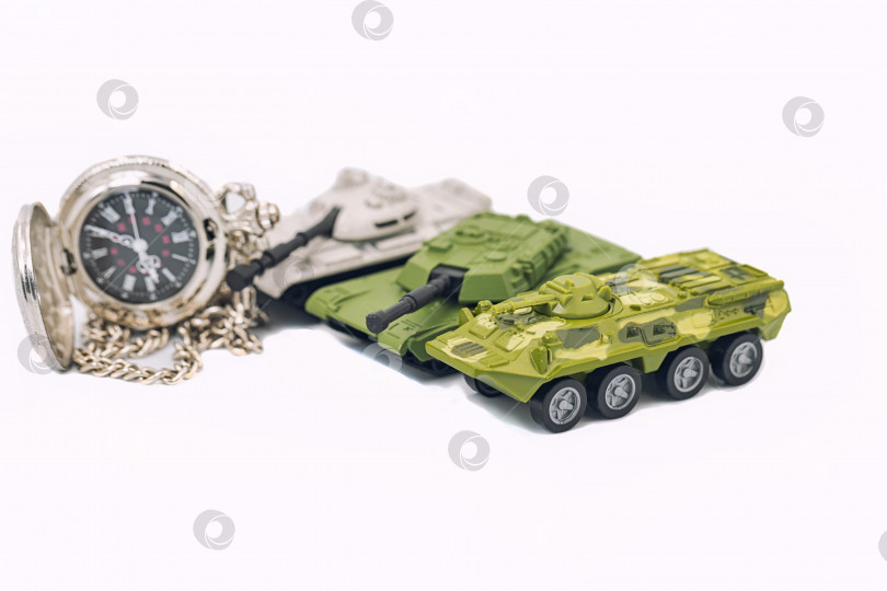 Скачать Три игрушечных танка и карманные часы на белом фоне фотосток Ozero