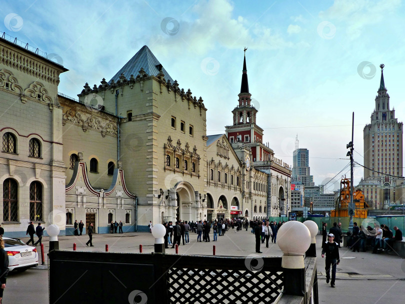 Скачать Москва, Россия - июль 2012 г. : Комплекс Казанского вокзала в Москве фотосток Ozero