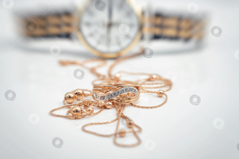 Скачать Аксессуары и украшения для модной девушки : золотое кольцо, колье и оригинальные наручные часы фотосток Ozero