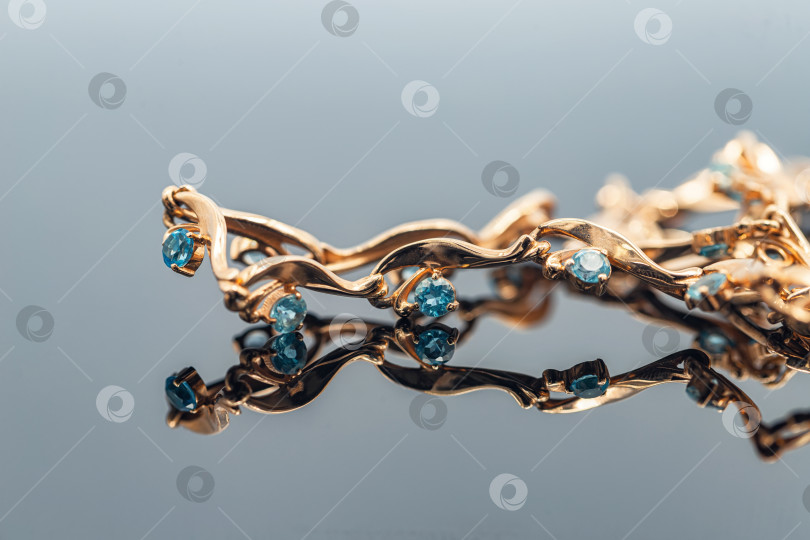 Скачать Изысканные украшения, инкрустированные драгоценным голубым топазом фотосток Ozero
