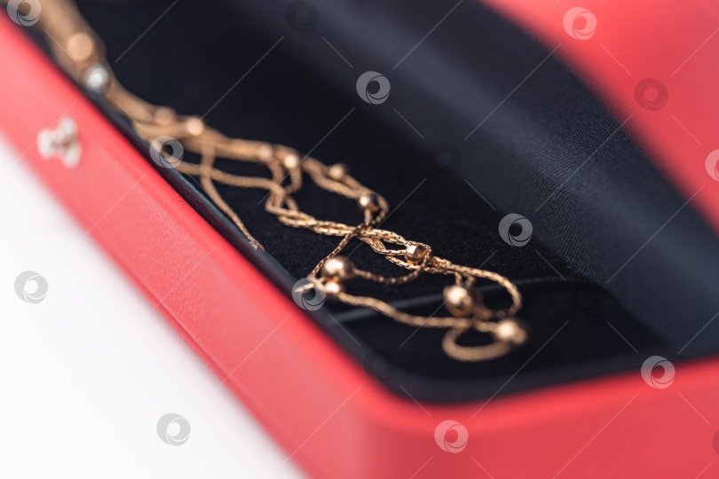 Скачать В подарочной коробке лежит элегантная золотая цепочка фотосток Ozero
