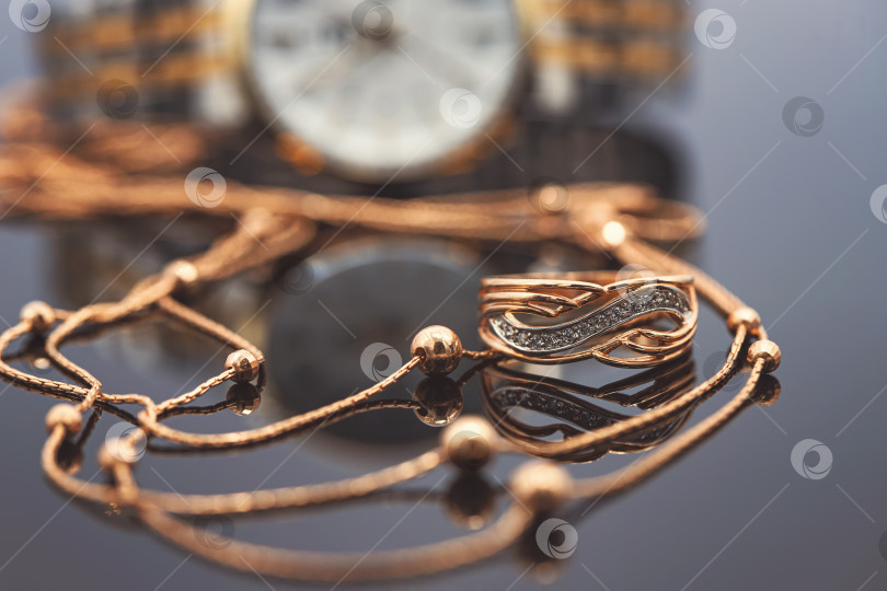 Скачать Аксессуары и украшения для модной девушки : золотое кольцо, колье и оригинальные наручные часы фотосток Ozero