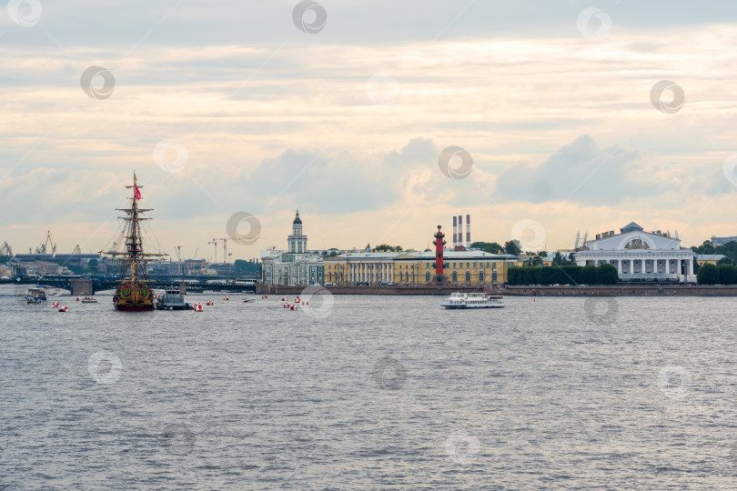Скачать вид на Дворцовый мост, старое здание Санкт-Петербургской фондовой биржи и Ростральную колонну в Санкт-Петербурге фотосток Ozero