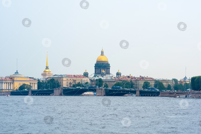 Скачать вид на Дворцовый мост, Исаакиевский собор, шпиль здания Адмиралтейства и Ростральную колонну в Санкт-Петербурге. фотосток Ozero