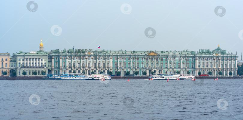 Скачать вид на Малый Эрмитаж и Зимний дворец с Невы в Санкт-Петербурге фотосток Ozero