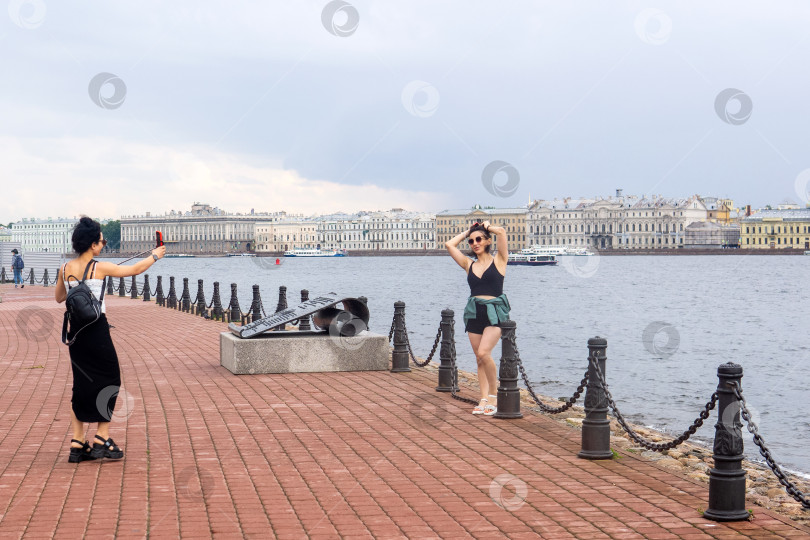 Скачать туристки фотографируются на фоне исторических достопримечательностей Санкт-Петербурга фотосток Ozero