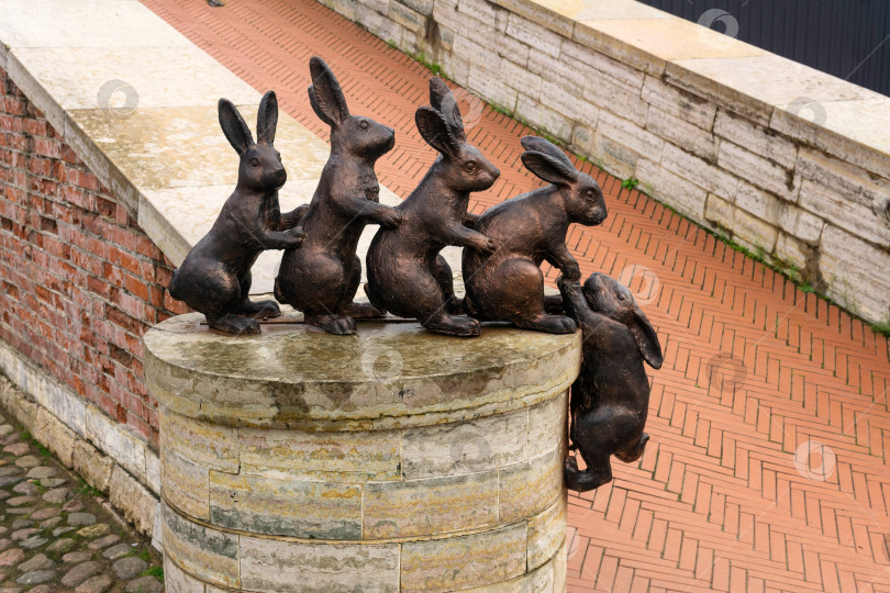 Скачать арт-объект, скульптура зайцев, спасающих своего собрата от наводнения, в Санкт-Петербурге фотосток Ozero