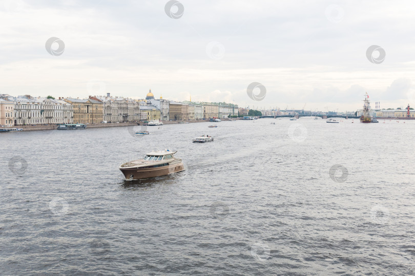 Скачать вид на акваторию Невы в Санкт-Петербурге в пасмурный день фотосток Ozero