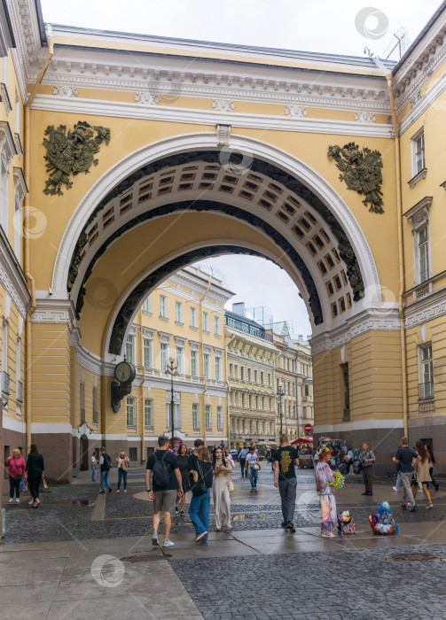 Скачать городской пейзаж исторического центра Санкт-Петербурга, арка здания Генерального штаба фотосток Ozero