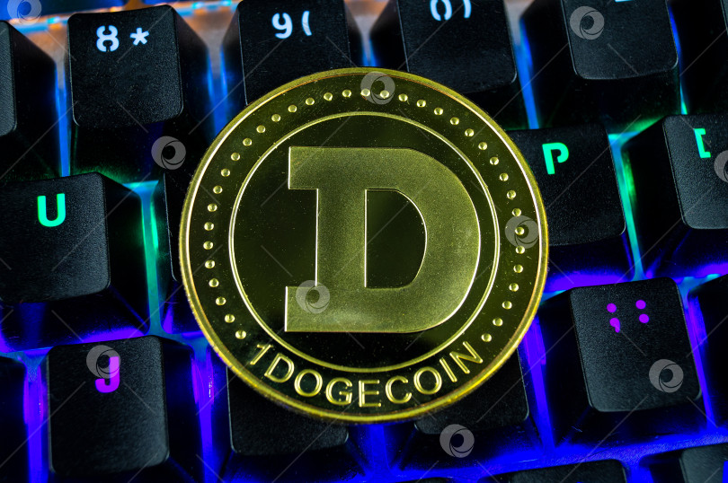 Скачать Монета криптовалюты dogecoin крупным планом клавиатуры с цветовой кодировкой фотосток Ozero