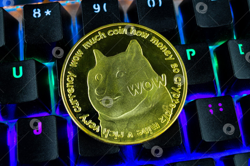 Скачать Монета криптовалюты dogecoin крупным планом клавиатуры с цветовой кодировкой фотосток Ozero